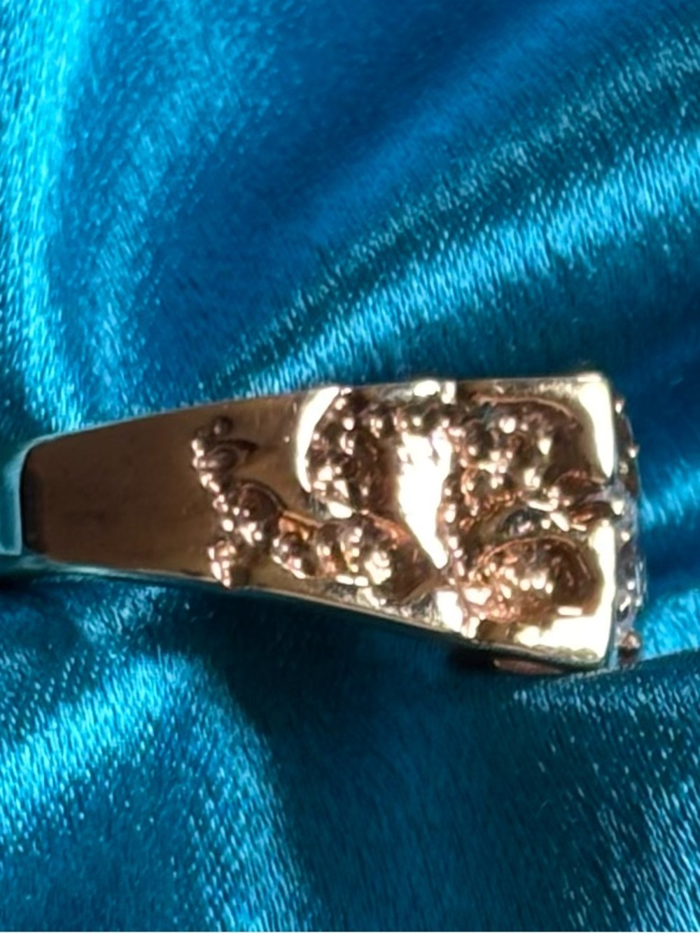 Gold-toned “nugget” ring - Picture 2 of 3